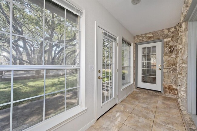 Building Photo - 810 Meadow Oaks Dr