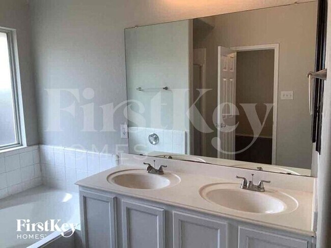 Building Photo - 1205 Bellcrest Dr