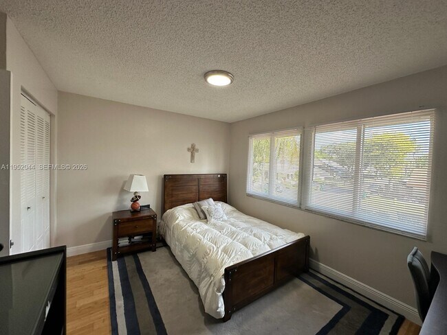 Building Photo - 8320 SW 39th Ct