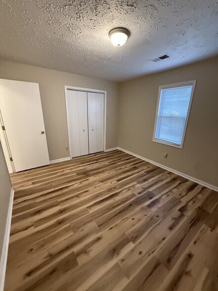 Building Photo - 719 Main St