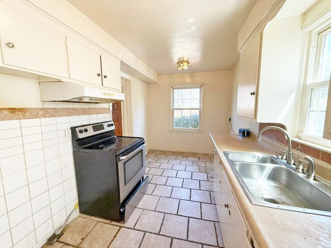 Building Photo - 3 BED 1 BATH BEAUTIFUL SINGLE FAMILY HOME ...