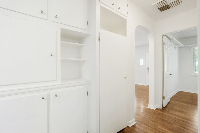 Building Photo - Two bedroom gem in the heart of Sloan's!