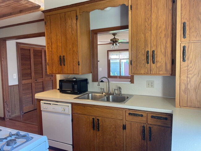 Building Photo - Charming Bungalow Available - Walk To Sout...