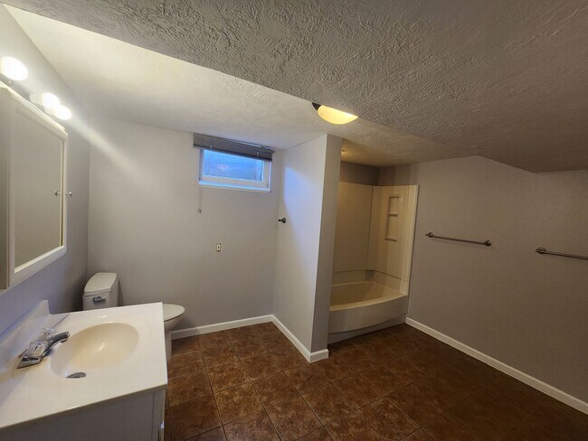 Building Photo - 805 E 32nd St