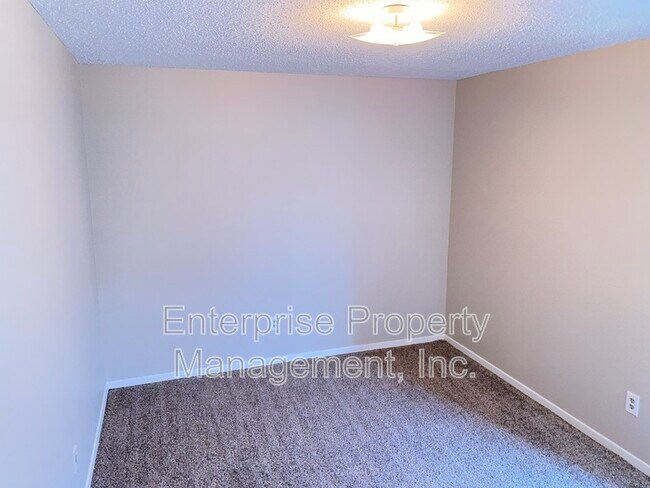 Building Photo - 4381 Howardcrest Dr