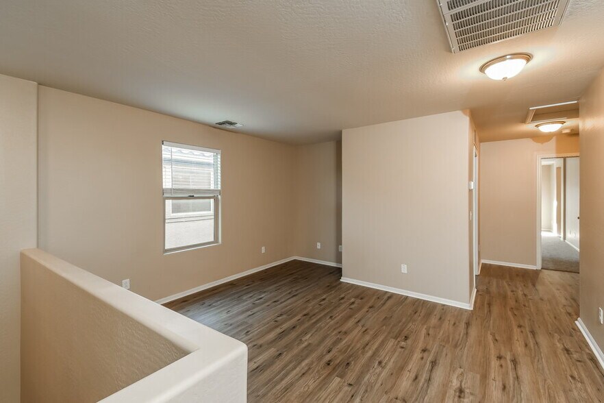 Building Photo - 923 S Pheasant Dr