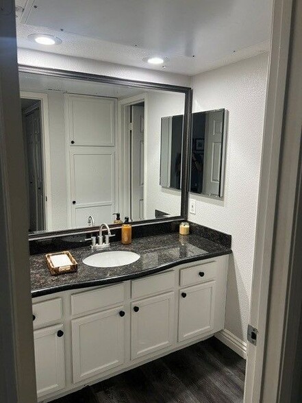 Building Photo - 1030 Vista Del Cerro Dr