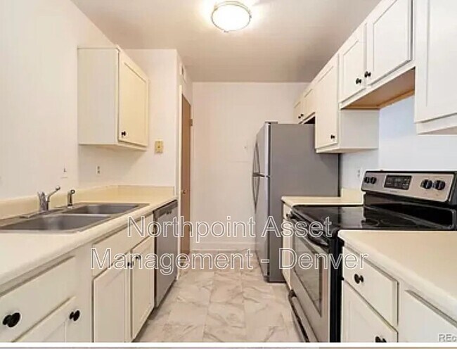 Building Photo - 1 BR/1BA | Newly Renovated Unit | Cozy Fireplace| Access to Community Pool!