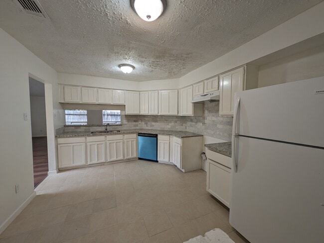 Building Photo - 16311 Thistleglen Drive