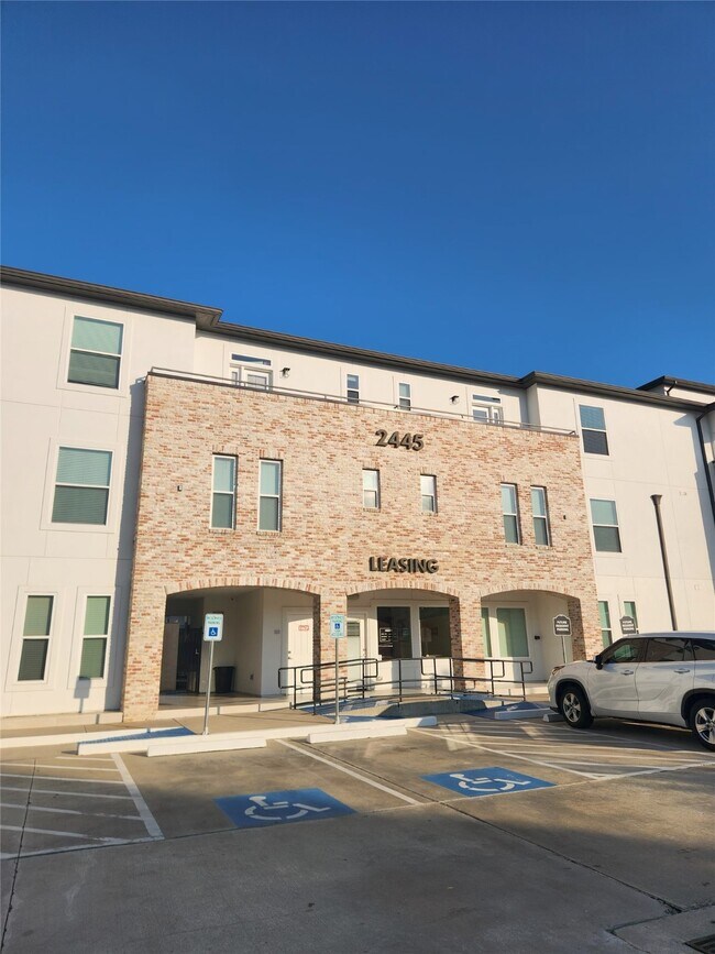 Building Photo - 2445 Shadow View Ln