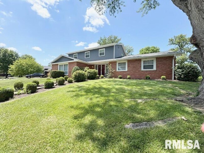 Building Photo - 6891 N Fox Point Dr