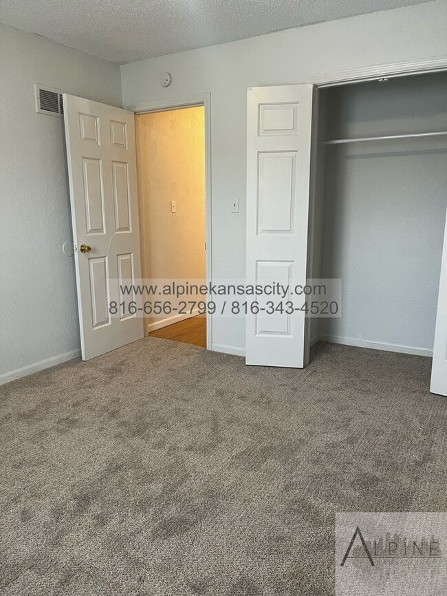 Building Photo - Spacious Gladstone Duplex, Corner Lot, 2 Car Garage!