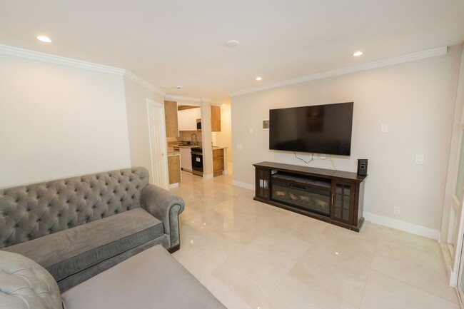 Building Photo - 1 Bedroom + Den / 1 Bath Condo w/ patio an...