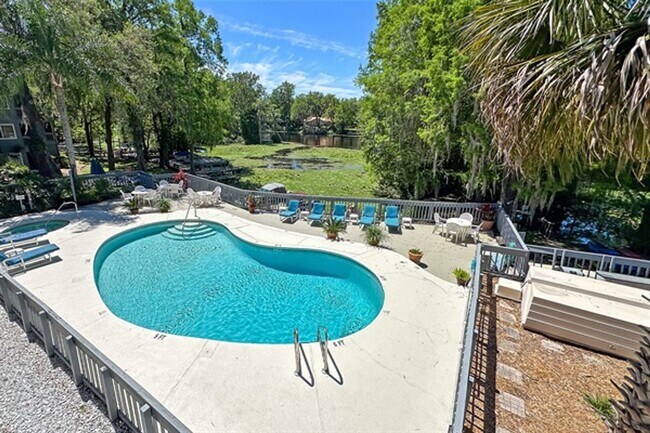 Building Photo - 20800 River Dr