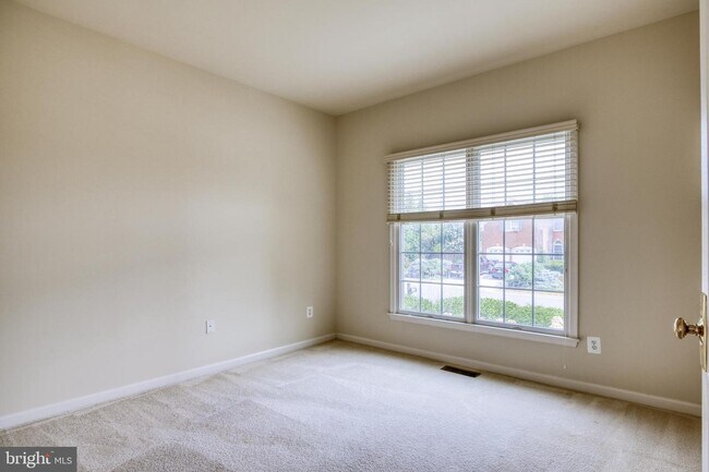 Building Photo - 1001 Meadow Ct