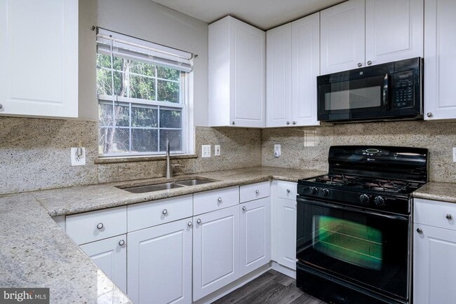 Building Photo - 105 Brenwick Ct