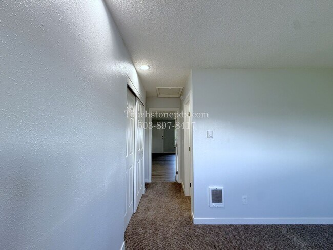 Building Photo - Inviting East Portland Apartment with Bright Living and Everyday Comfort