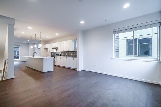 Building Photo - 2Bd/2.5Ba Bellevue Townhouse