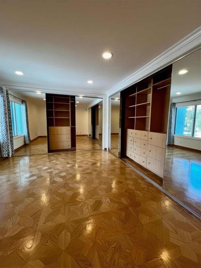 Building Photo - 7505 Hampton Ave