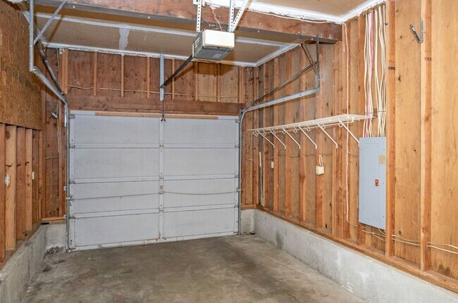 Building Photo - Spacious 3 Bedroom Home in Bremerton!