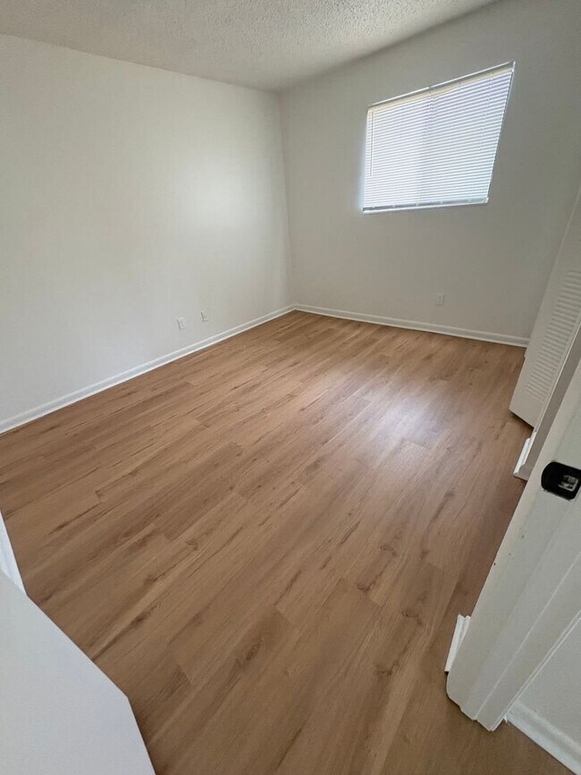 Building Photo - 2 Bed/ 1 Bath Available Now on the Westside!