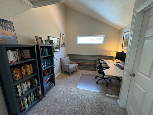 Building Photo - "Charming 4-Bed Oasis with 3 Full Baths and 2,275 Sq Ft of Comfort in Evergreen, CO!"