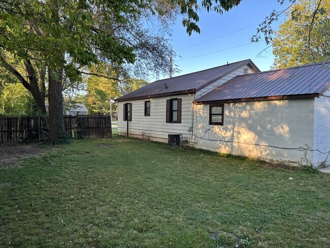 Building Photo - Available May 1st! 3-Bed, 1-Bath Home in Central Springdale!