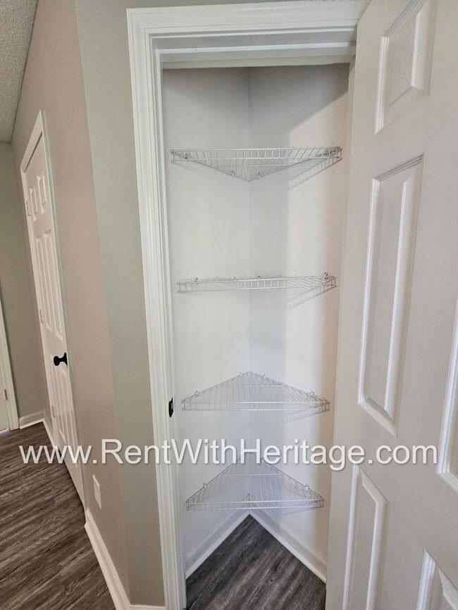 Building Photo - Gorgeous 5 bedroom/ 3 bath/ Upgrades Galor...