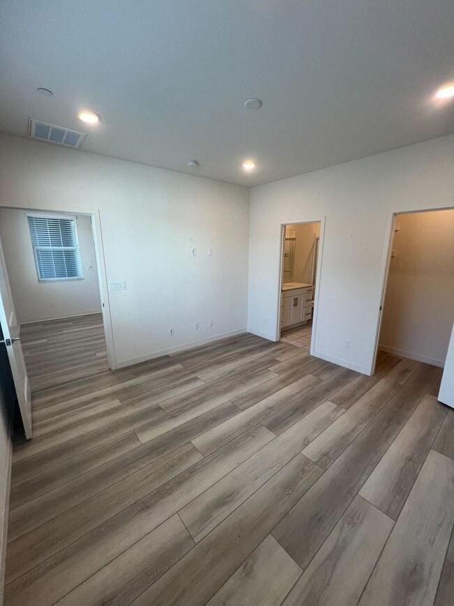 Building Photo - Move-In Special! 2 Weeks Free Rent – Moder...