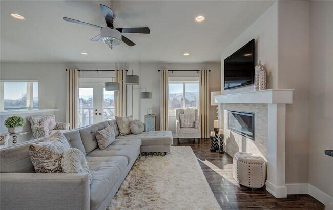 Building Photo - Beautiful 3+ bed, 3 bath home with 4 car garage, VIEWS, chef's kitchen and much more!