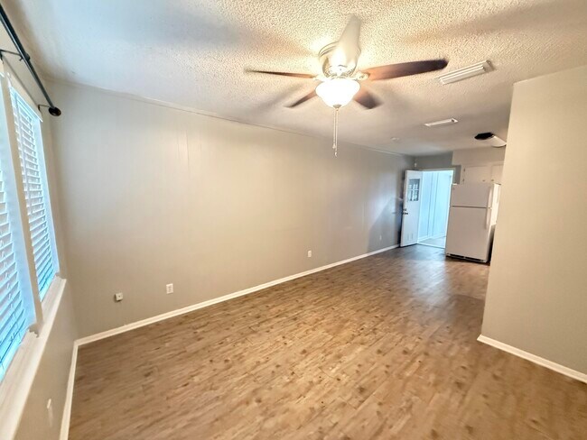 Building Photo - 116A Montrose Dr