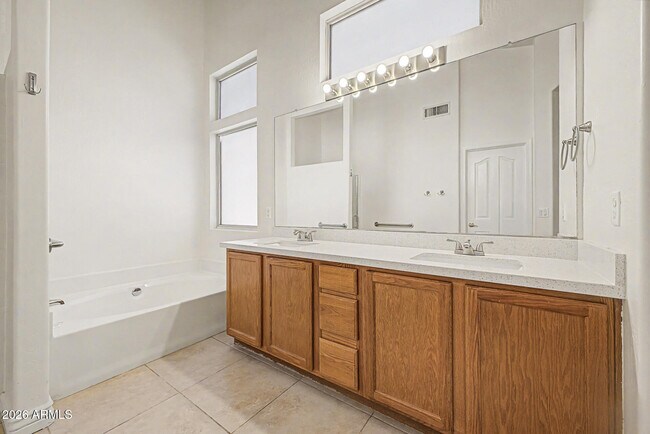 Building Photo - 678 W Fremont Dr