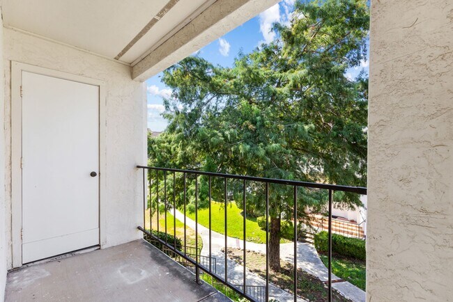 Building Photo - 2255 Thousand Oaks Dr