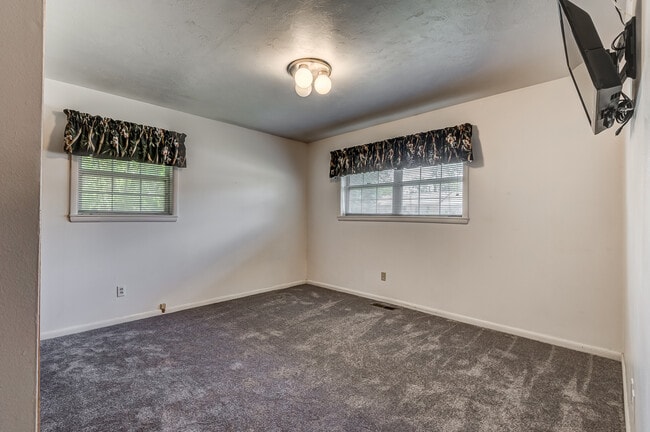 bedroom 2 - 27 Summit Cir