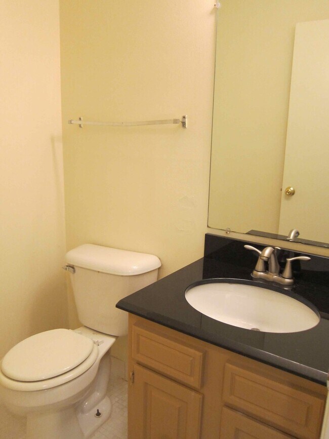 Building Photo - 3 Bedroom 1 1/2 Bath Townhomes
