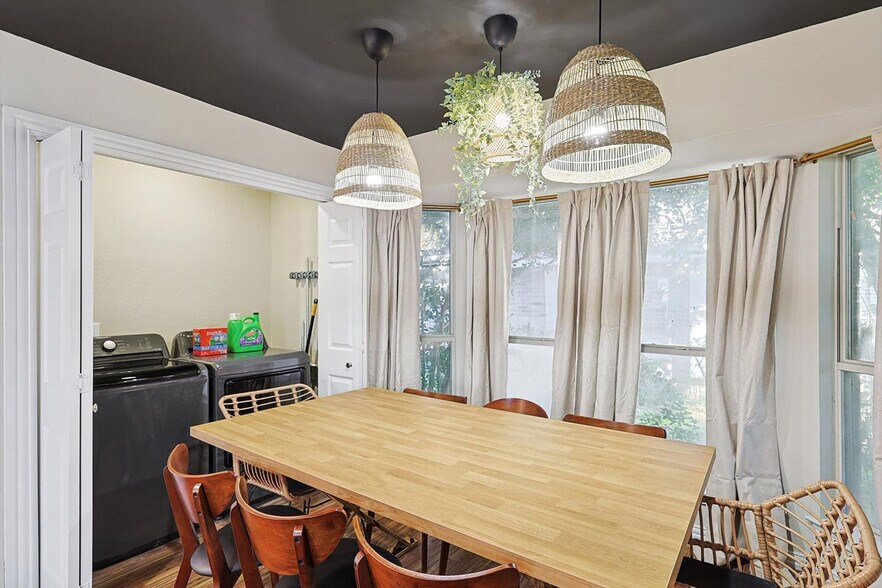 Building Photo - 708 Azalea Dr