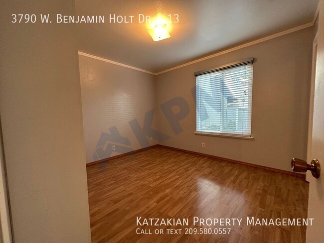 Building Photo - Downstairs Lakefront 2-Bedroom 2-Bath Nort...