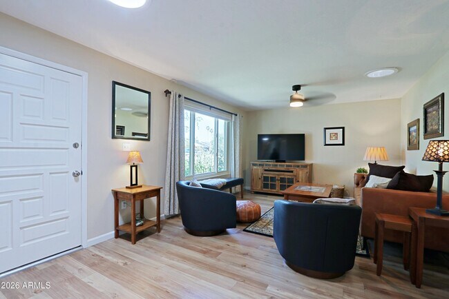 Building Photo - 703 E Auburn Dr