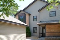 Building Photo - Beautiful 2-Bed 1-Bath Condo in Bloomington - Available Now!