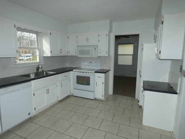 Building Photo - Beautiful Home in North Kansas City School District!