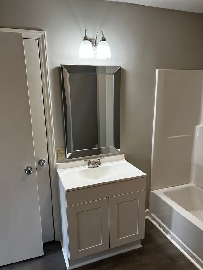 Building Photo - Newly Renovated 1 Bed/1 Bath Quadplex in C...