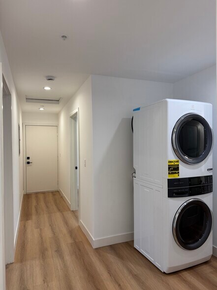 Building Photo - 3031 Vineyard Ave