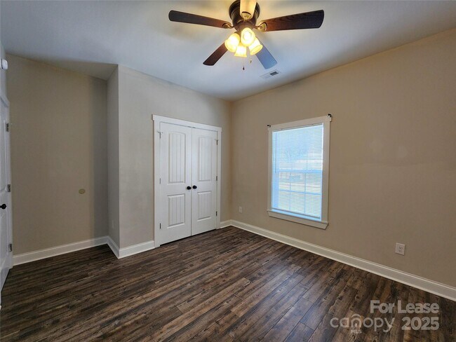 Building Photo - 1303 W Gold St