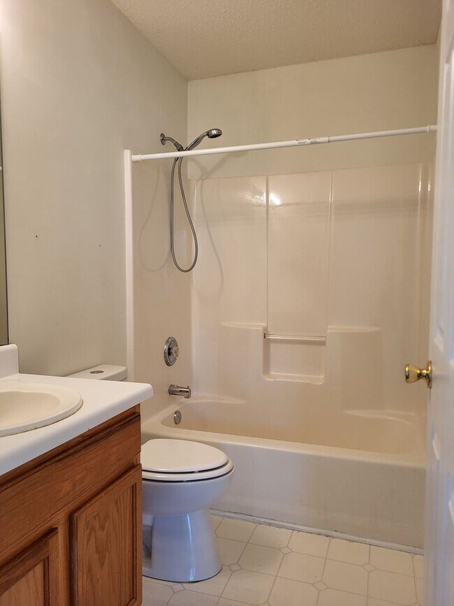 Building Photo - 3 bedroom home in Highland Creek