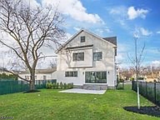 Building Photo - 24 Lathrop Ave