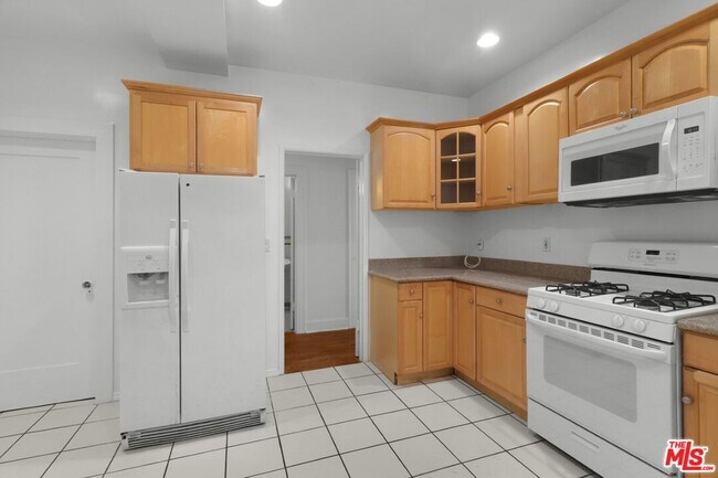 Building Photo - 175 N Sycamore Ave