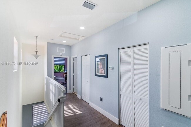 Building Photo - 2417 NE 2nd Dr