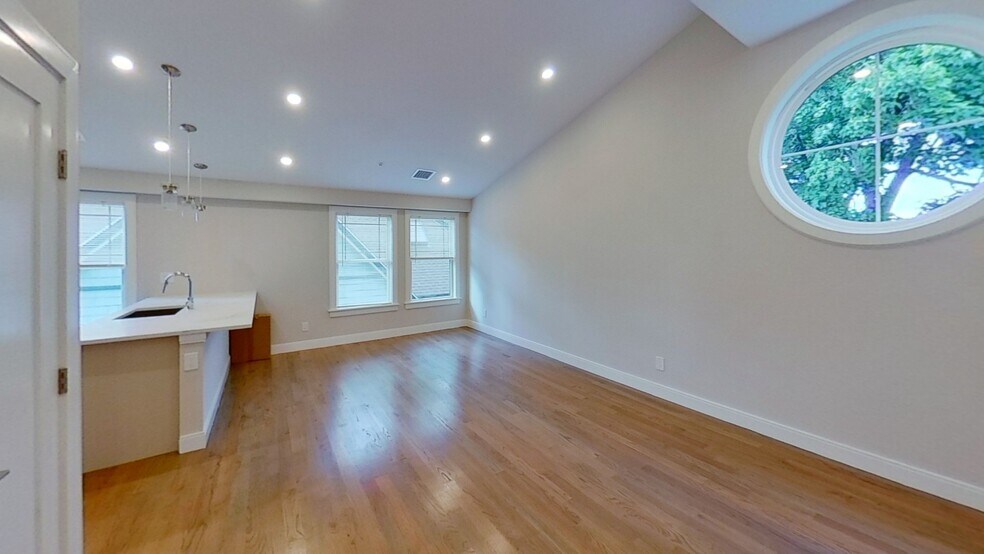 Building Photo - 52 Mansfield St