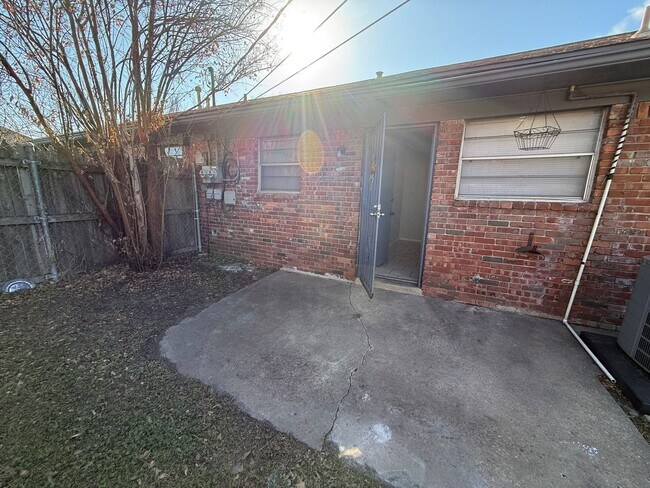 Building Photo - Tulsa 3 Bedroom 1 Bath Duplex with Fenced private Backyard