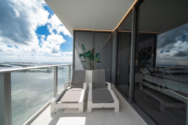 Building Photo - 700 NE 24th St